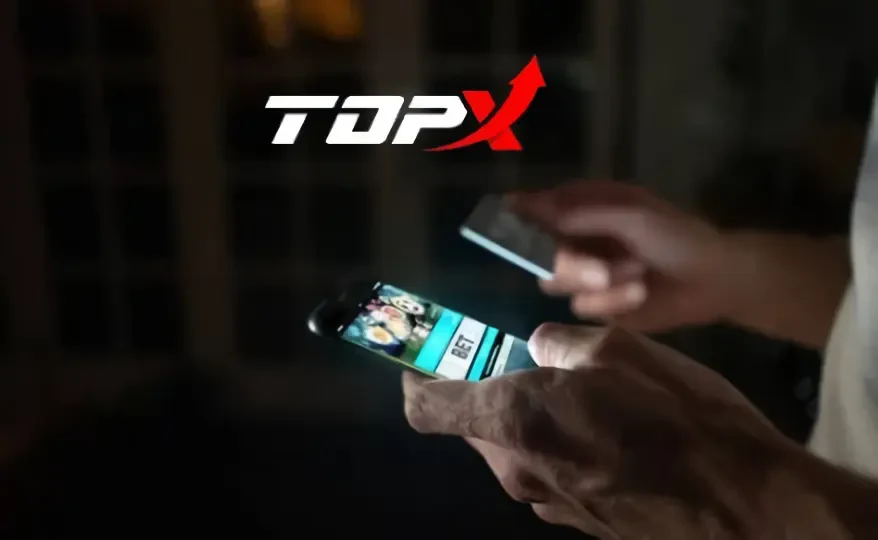 Pessoa usando o celular para acessar uma conta de cassino